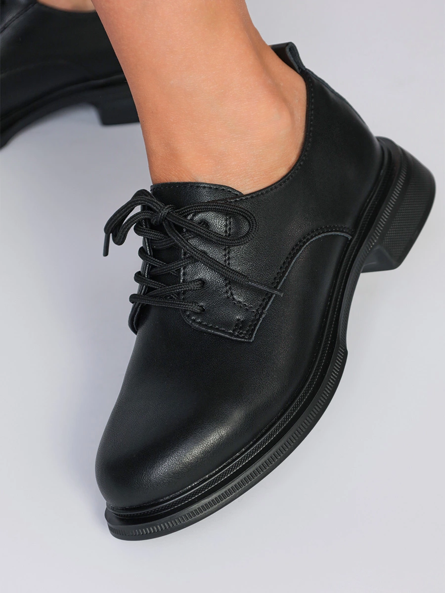 Туфли черного цвета со шнуровкой
